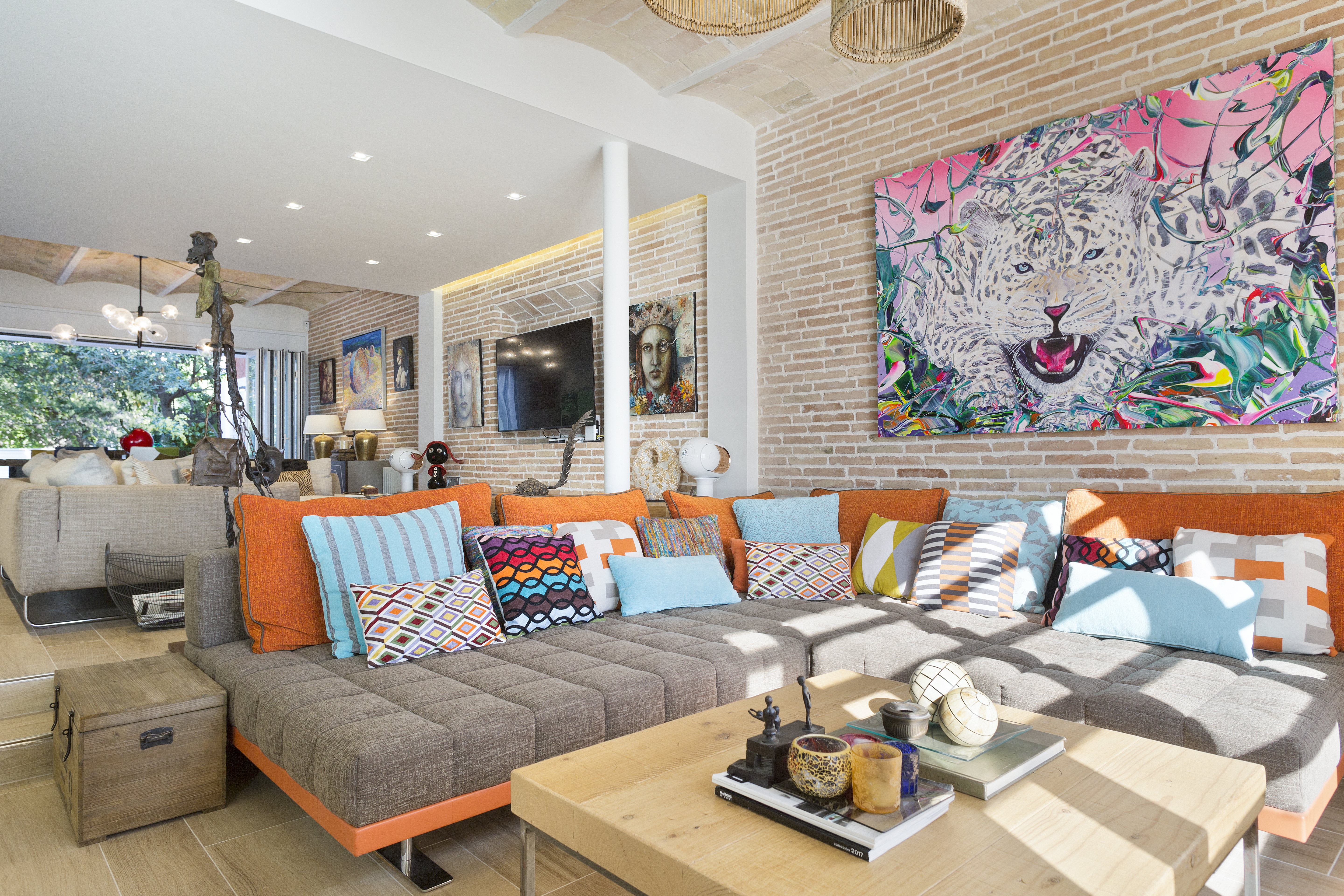 Sala de estar colorida de proyecto de interiorismo