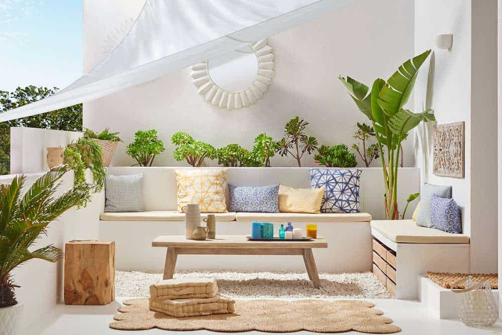 Terraza de estilo mediterráneo de proyecto de interiorismo