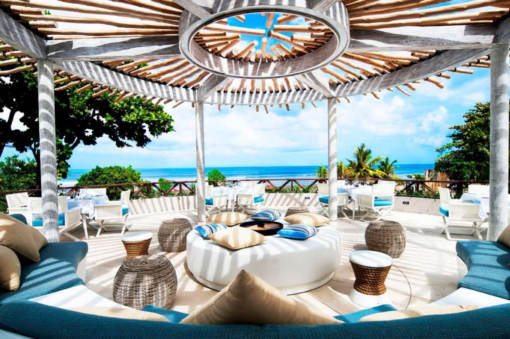 Terraza mediterránea a línea de playa tras proyecto de interiorismo