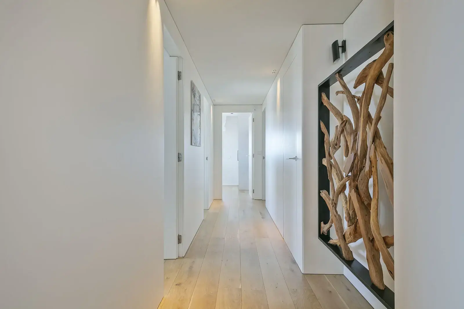 Pasillo distribuidor minimalista, del proyecto de interiorismo en Sitges