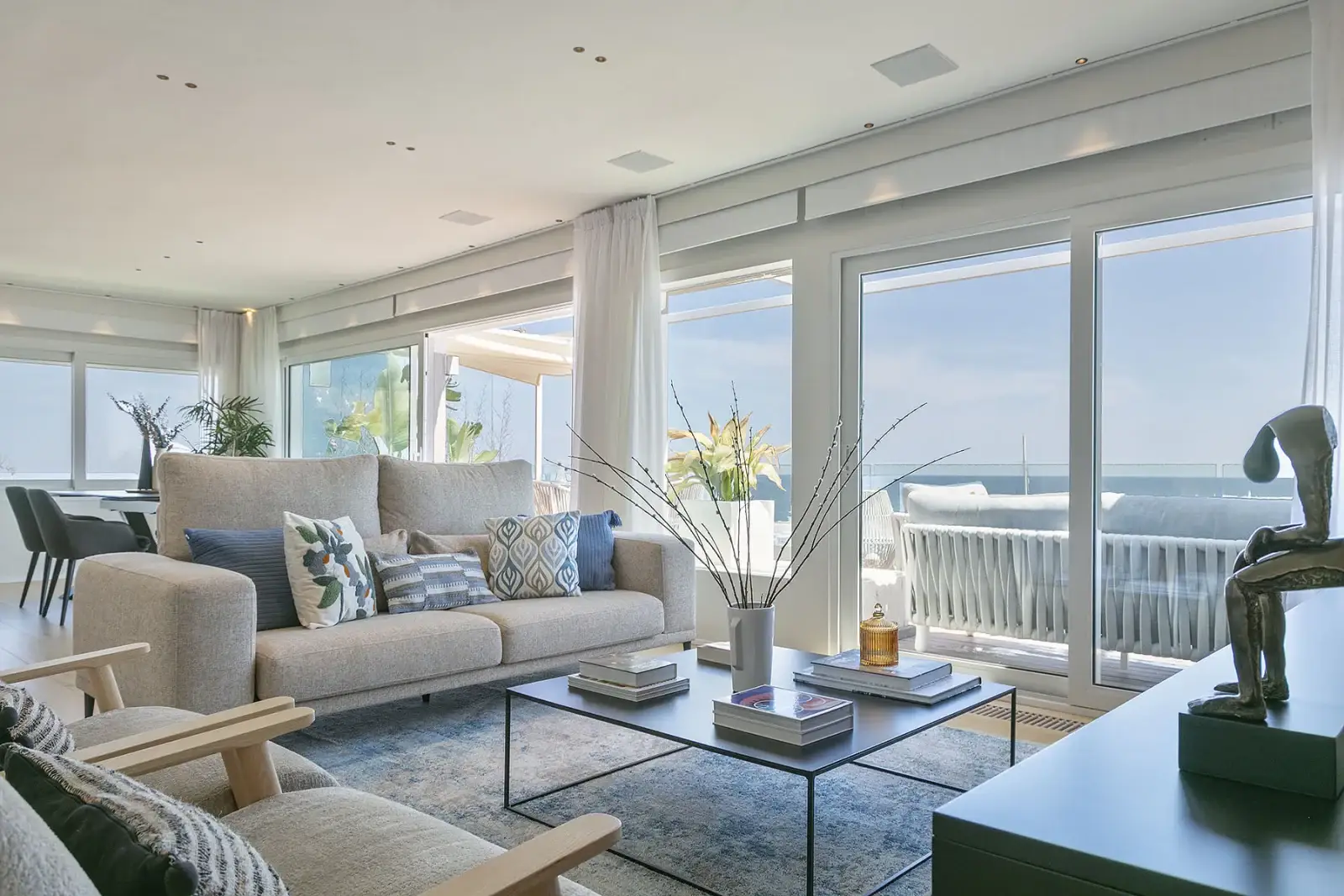 Diseño de interiores moderno para salón con vistas al puerto de Sitges